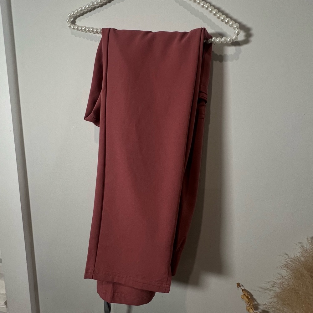 Women’s Figs Mauve straight leg pants. size M